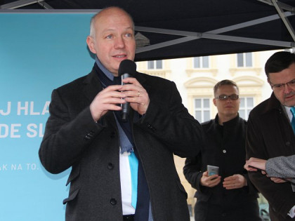 Pavel Fischer promluvil k voličům na Horním náměstí v Olomouci