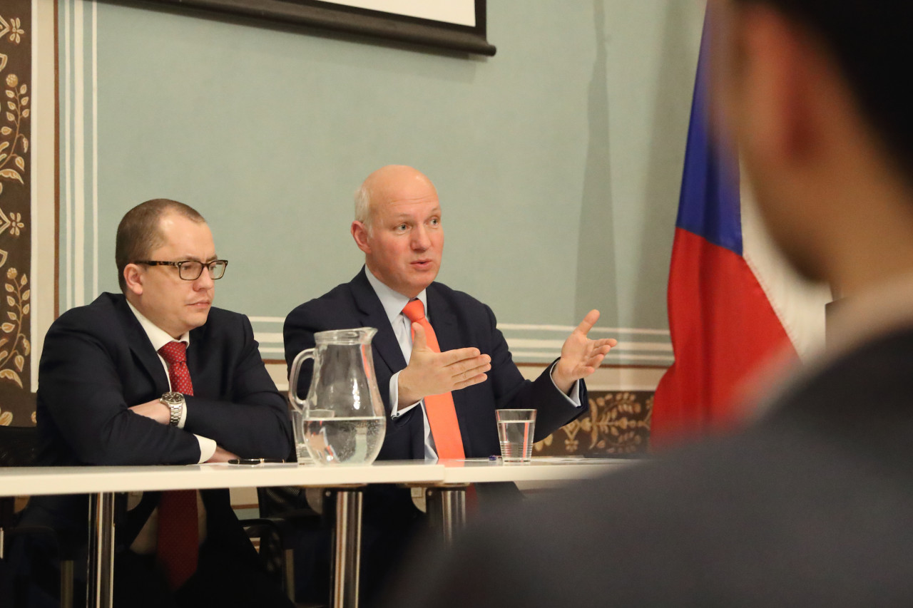 Pavel Fischer na konferenci o ochraně před zahraničními investicemi v Americkém centru