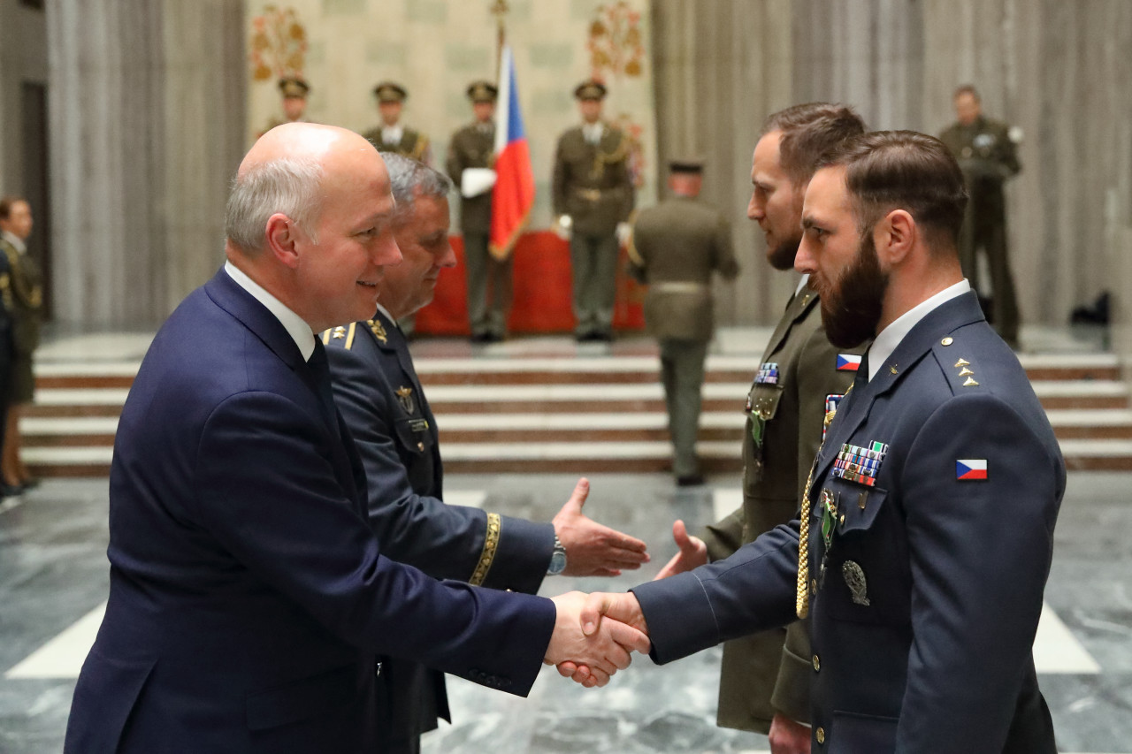 Pavel Fischer přivítal vojáky z mise v Afghánistánu, Iráku, Itálii, Kosovu a Kongu