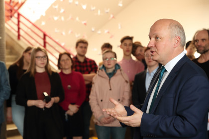 Pavel Fischer zahájil výstavu na Biskupském gymnáziu v Brně