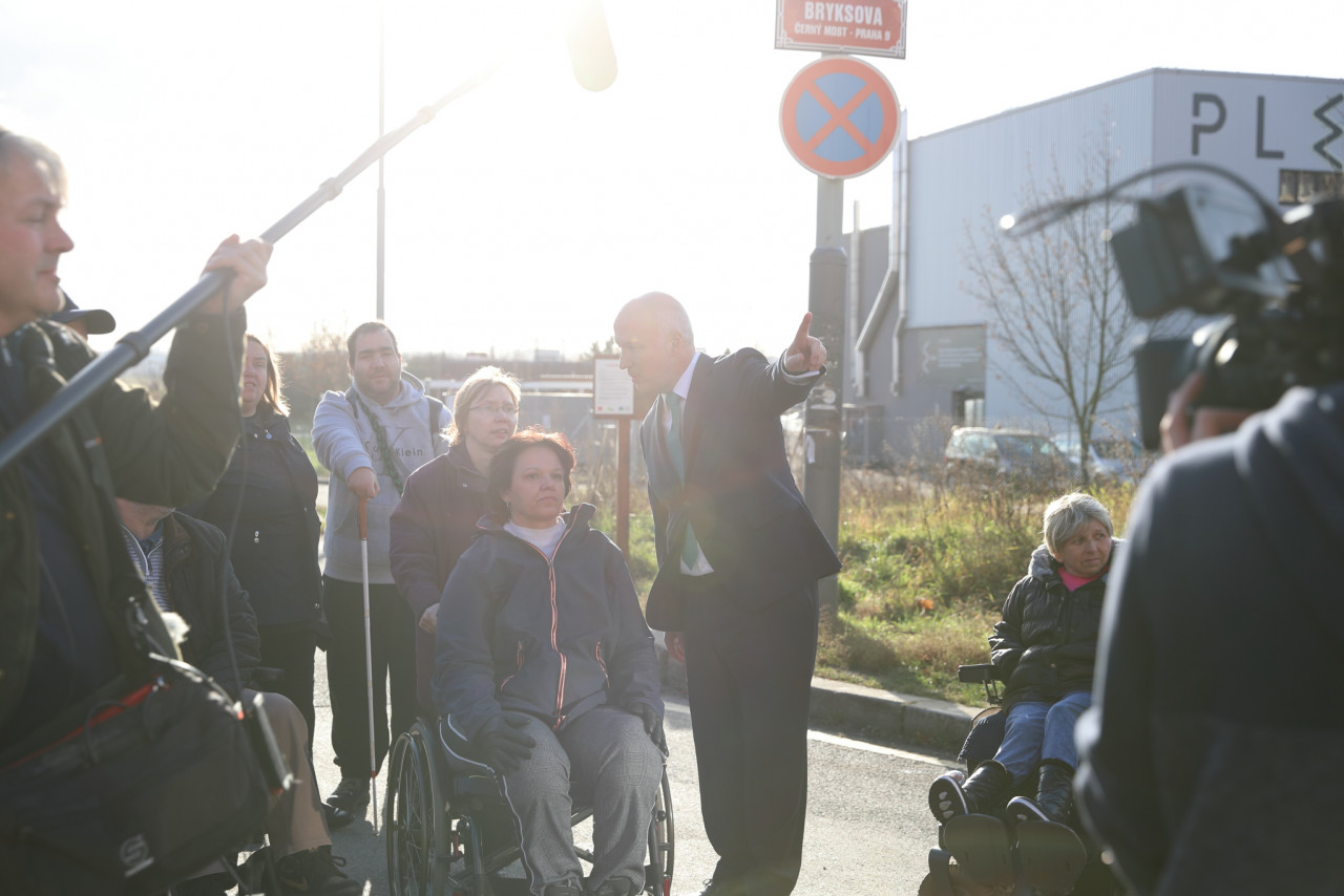 Zrušení autobusu pro vozíčkáře v Praze je skandál