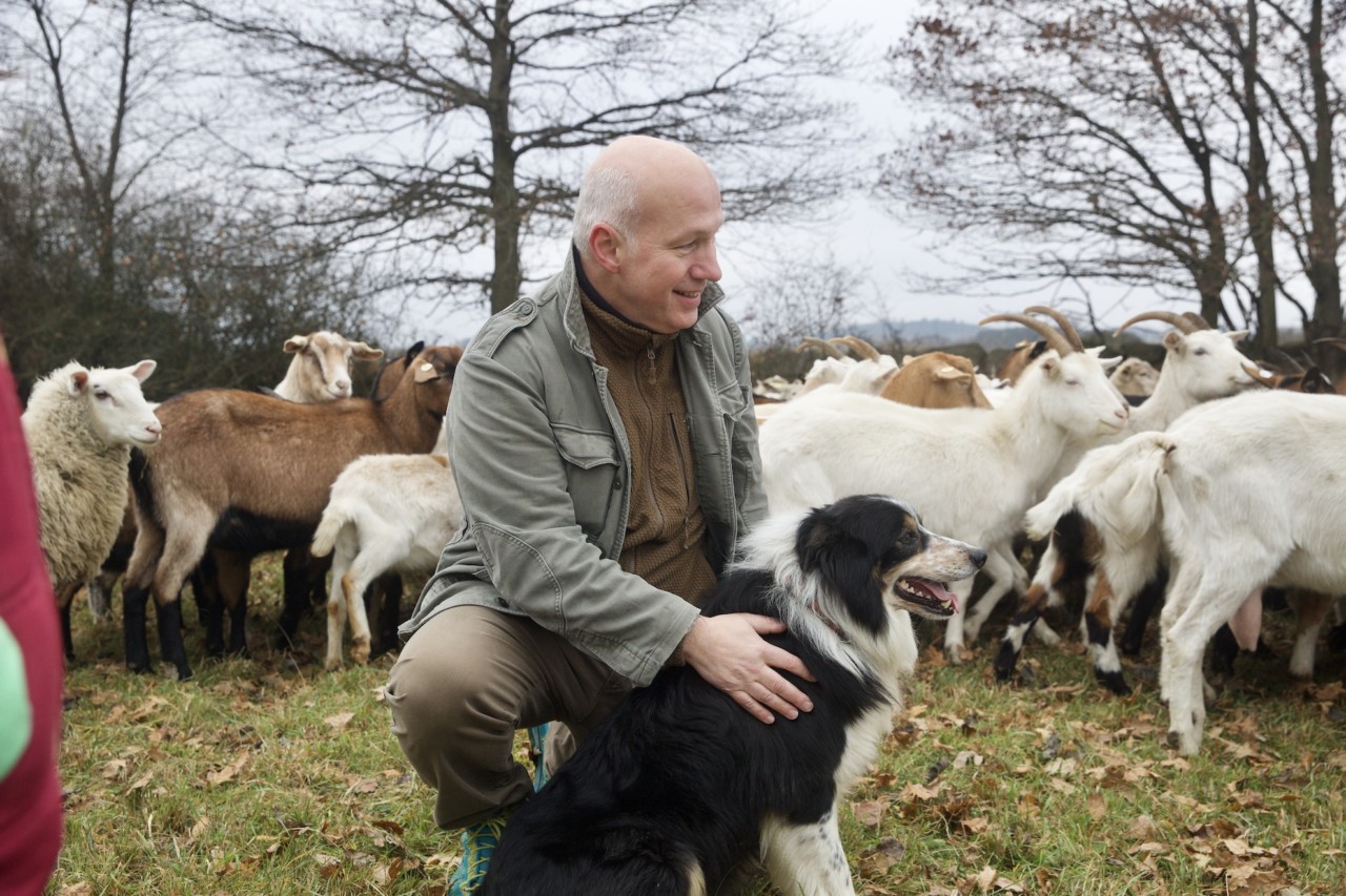 Volný čas: Pavel Fischer se senátorem Václavem Chaloupkem sháněli na zimu ovce a kozy do ovčína