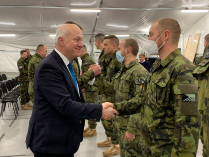 Pavel Fischer navštívil české vojáky na základně Adazi v Lotyšsku