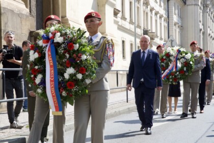 Pavel Fischer uctil památku československých parašutistů