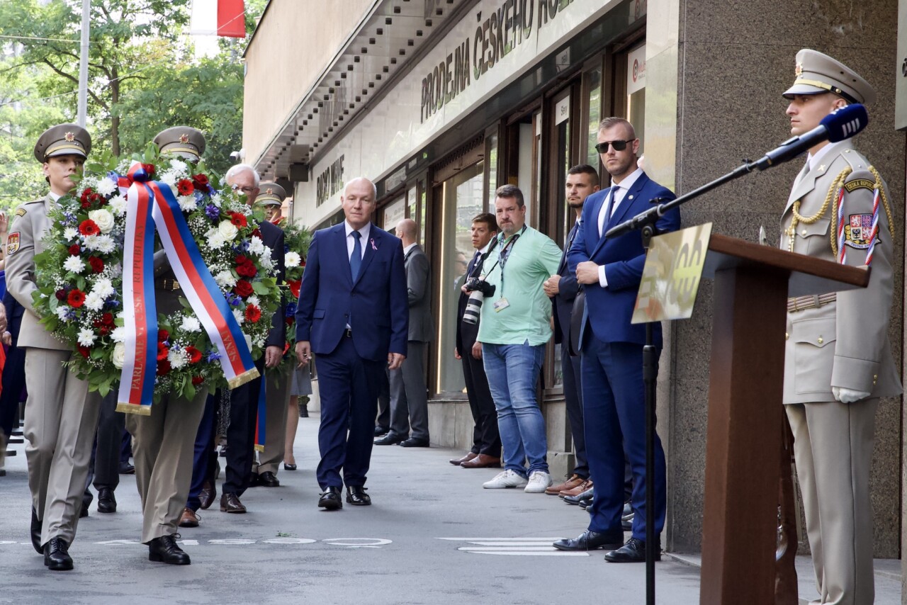 Pietní akt: Pavel Fischer uctil památku obětí okupace Československa v srpnu 1968