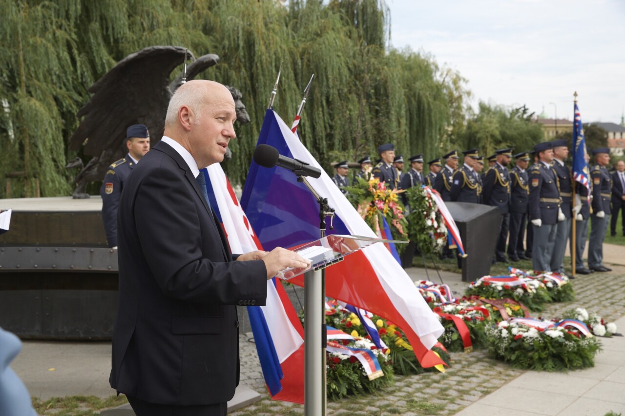 Pietní vzpomínka: Pavel Fischer připomněl památku československých letců RAF