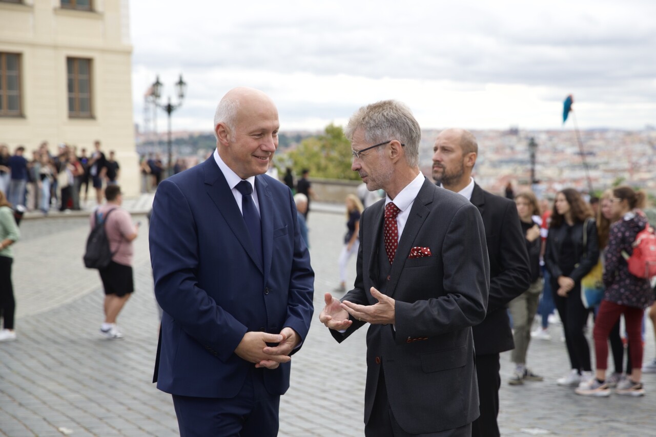 Pietní vzpomínka: Senátoři položili kytici u sochy T. G. Masaryka