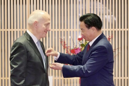 Pavel Fischer převzal Medaili přátelství z rukou ministra zahraničních věcí Tchaj-wanu